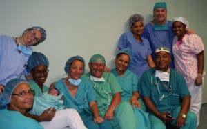 Equipo humano de MSCV y personal del Hospital de Sal